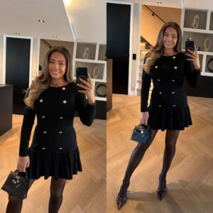 Zwarte jurk met gouden knopen van Allyson met lange mouwen en uitlopende rok