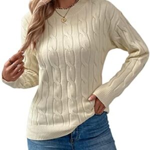 Vrouw in nauwsluitende crème kabeltrui, One Size model geschikt voor maat 36 tot 42.