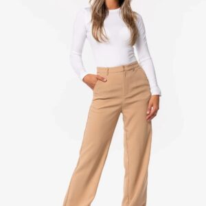Vrouw draagt een Vs Miss pantalon camel met wijde pijpen en een witte top.