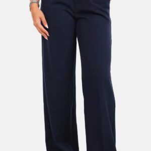 Vrouw draagt een Vs Miss pantalon donkerblauw met wijde pijpen en witte sneakers.