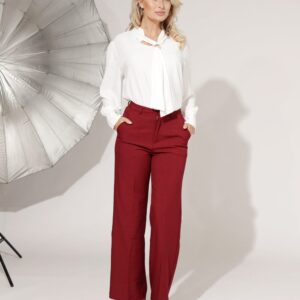 Vrouw draagt een bordeaux pantalon dames van het merk Norfy met een witte blouse.