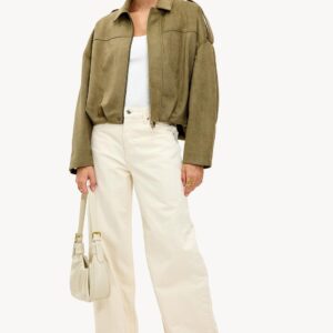 Vrouw draagt een oversized olijfgroene suèdelook bomberjack met ritszak op de mouw.