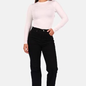 Vrouw draagt een zwarte Vs Miss wide leg jeans met een high waist pasvorm en witte sneakers. nieuw