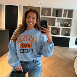 Lichtblauwe oversized trui met oranje 'EASTERN WKND ATHLETIC' tekst en ronde hals