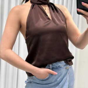 Chocoladebruine haltertop voor dames met hoge hals en open rug met striksluiting
